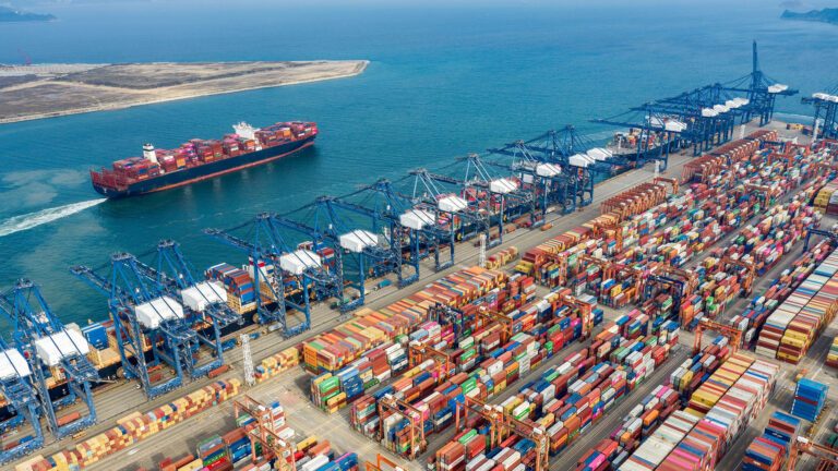 Container ship and port cranes for worldwide lignosulfonate delivery